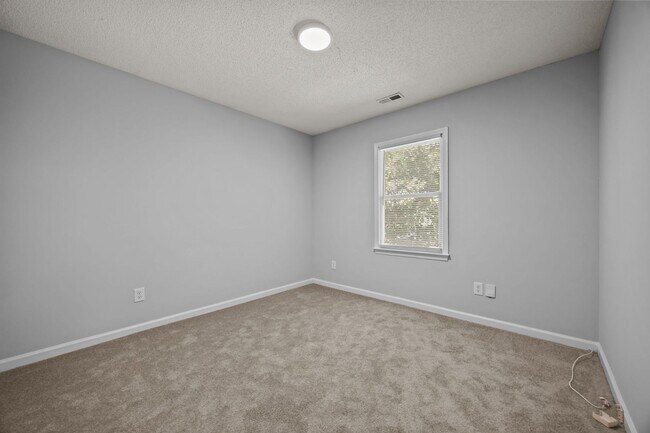 Building Photo - Spacious 3 Bedroom Home, LVP Floors, Updat...
