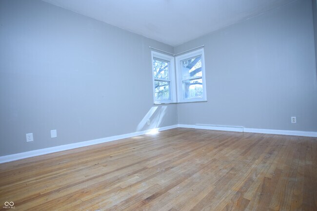 Building Photo - 150 E Beechwood Ln