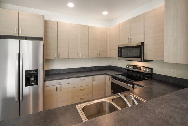 Building Photo - Gorgeous 3 Bedroom condos with double stal...