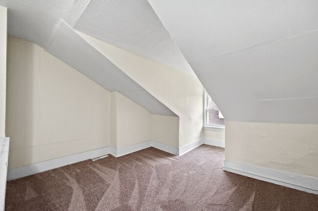 Building Photo - Newly Renovated 2 Bedroom Unit + Bonus Room In The South Side.  Available Immediately.