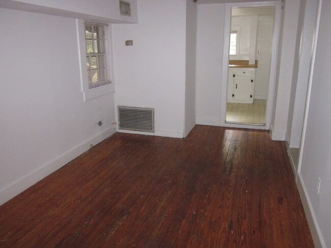 Building Photo - 2 Bed/1 Bath Duplex Close to Campus on NW ...