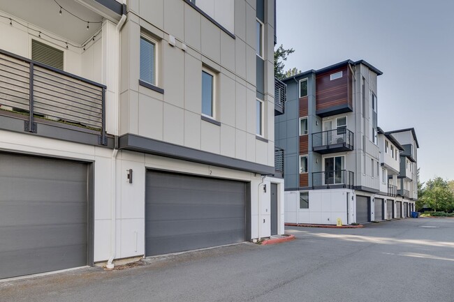 Building Photo - Modern Sammamish Townhome with Style, Spac...