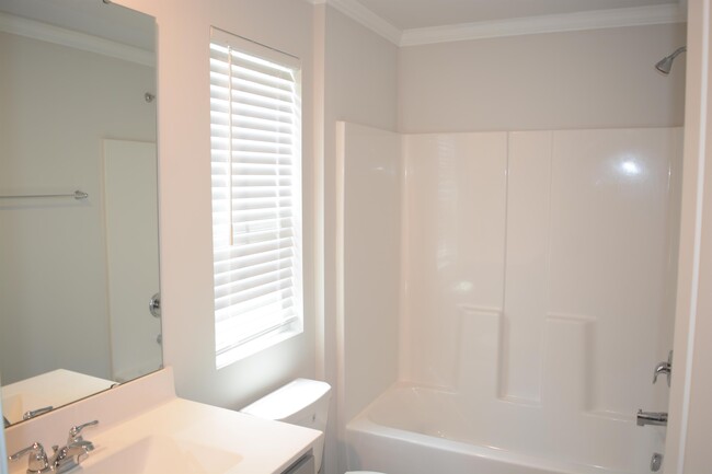 Building Photo - 840 Bellewood Gardens Dr