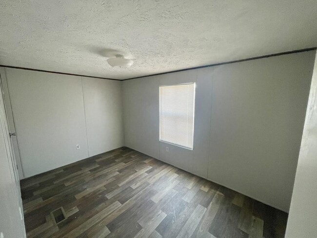 Building Photo - 555 Crandlemire Rd