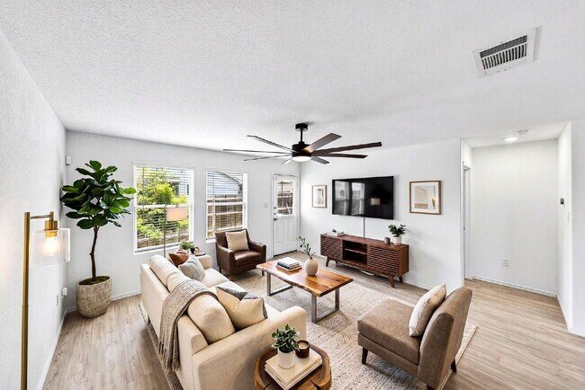 Building Photo - UP TO 1 MONTH FREE RENT!!! No Stairs, No Carpet, No Compromises.