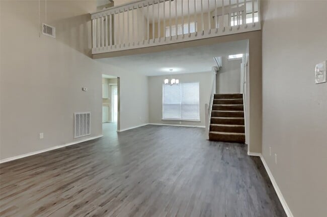 Building Photo - 16907 Spruce Run Dr