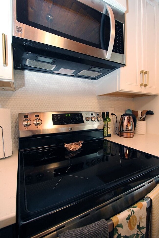 Building Photo - 11330 SW Tigard St