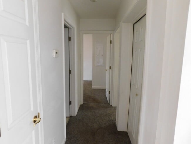 Building Photo - Ranch Style Private Entry Duplex
