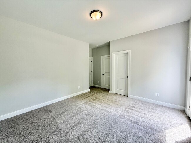 Building Photo - Stunning Newly Built 3BD, 3.5BA Fuquay Varina Townhome Near Shopping and Dining