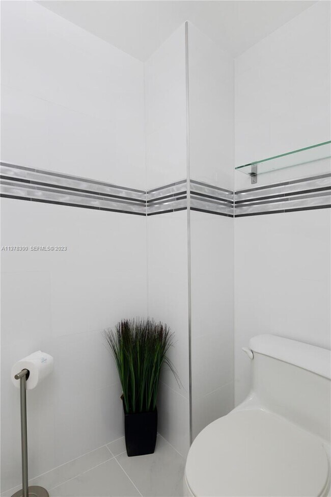 Building Photo - 6917 Collins Ave