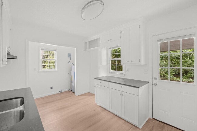 Building Photo - Charming 4 Bedroom, 2 Bathroom house