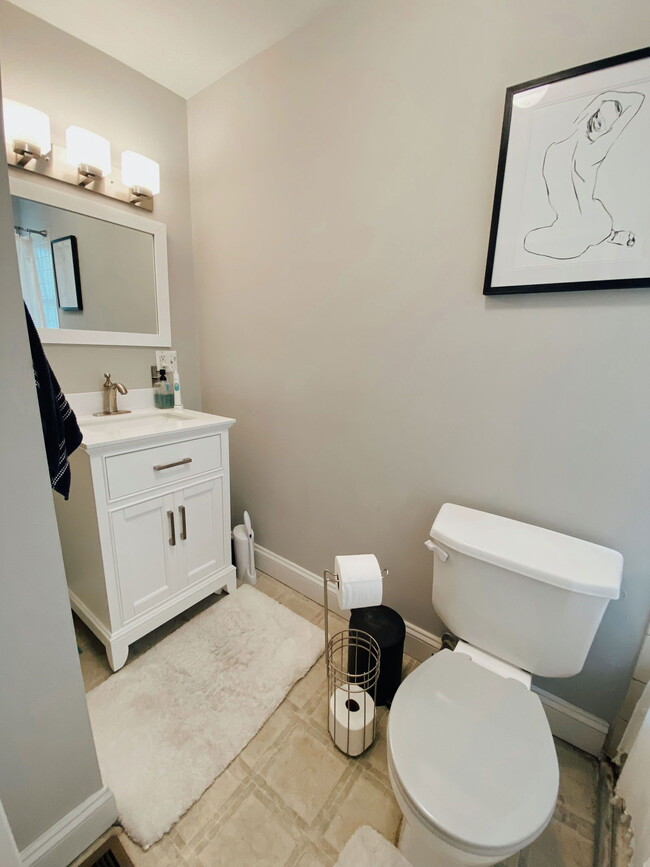 Building Photo - 1528 Bainbridge St