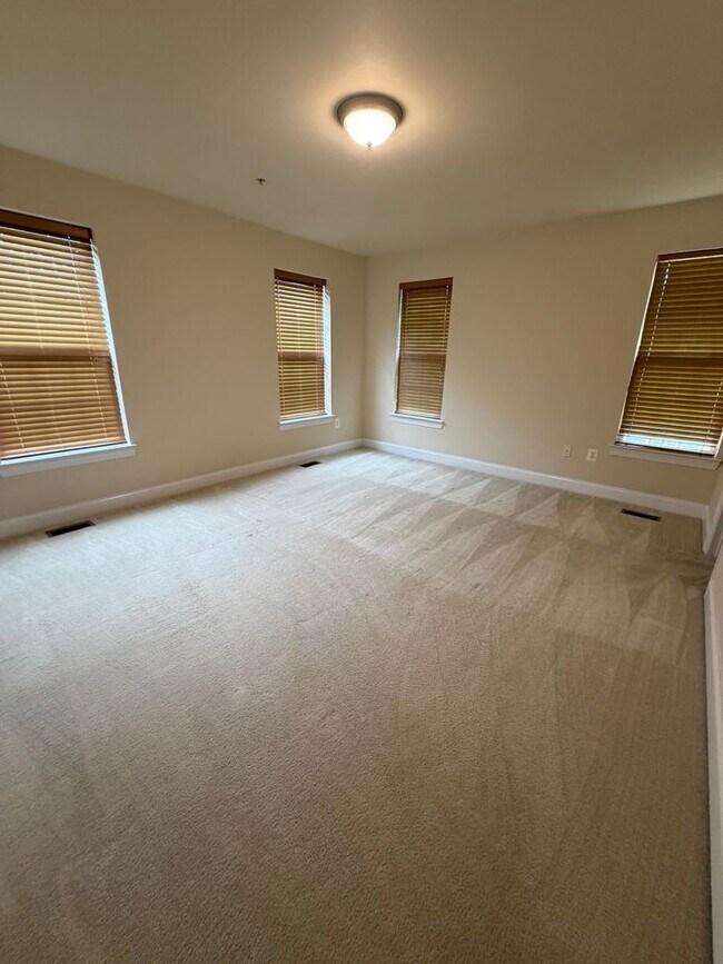 Building Photo - 908 Orchard Ridge Dr