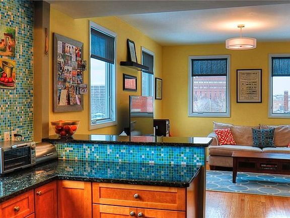 Building Photo - "Spacious 3-Bed Oasis with Granite Eleganc...