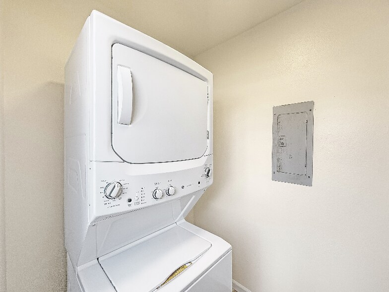 Building Photo - 4360 Vision Dr