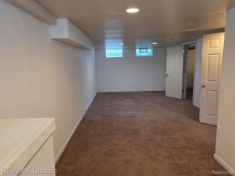 Building Photo - 3366 Ellwood Ave