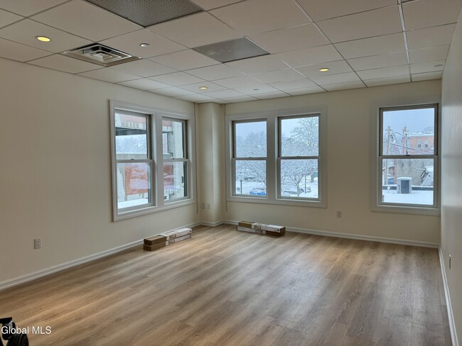 Building Photo - 433 Broadway