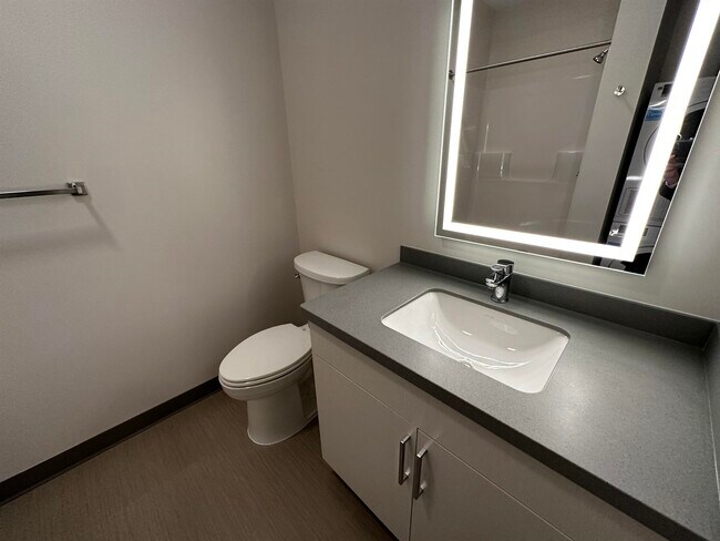 Building Photo - 409 Elm St