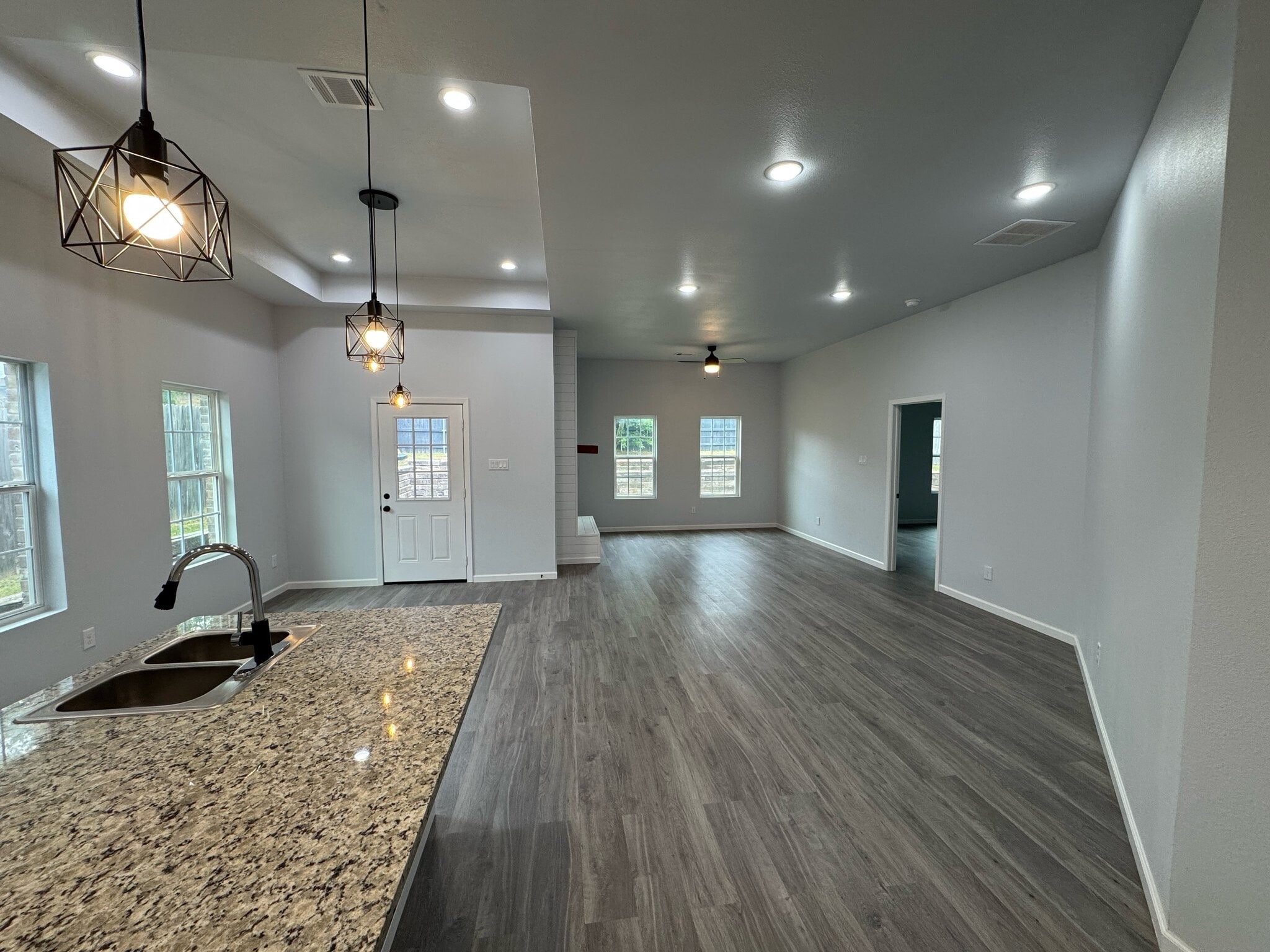 Building Photo - 2213 Beverly Dr