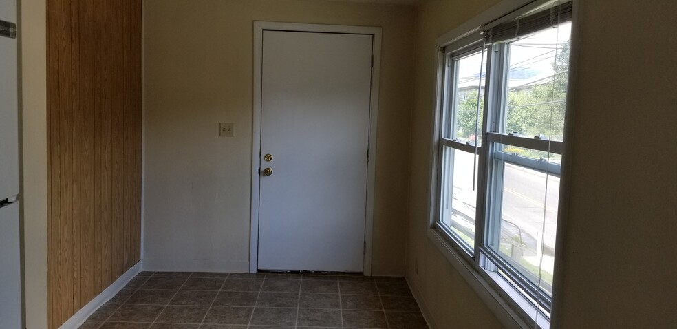 Kitchen Eating Area - 187 N Fairview St