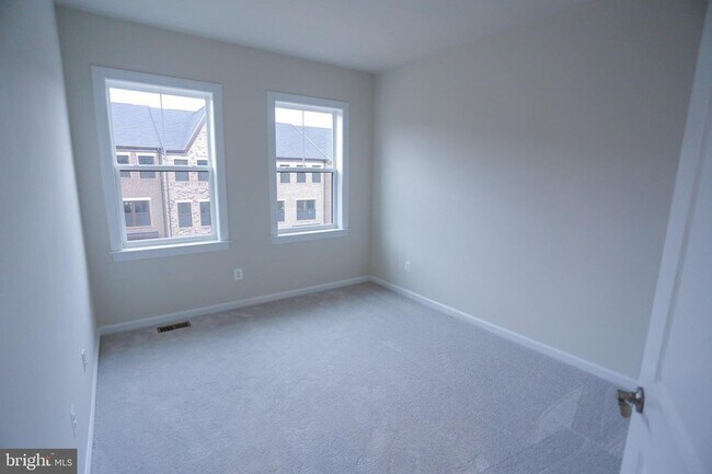 Building Photo - 45132 Kincora Dr