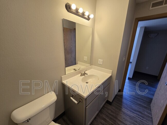 Building Photo - 60 Miller Ave SW