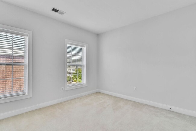Building Photo - Spacious End Unit with Garage in Gated Com...