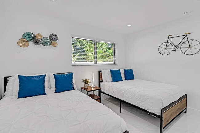 Building Photo - 17835 NE 6th Ave