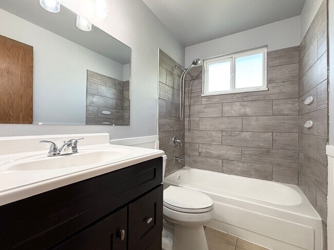 Building Photo - Spacious Split Level in Kearns!