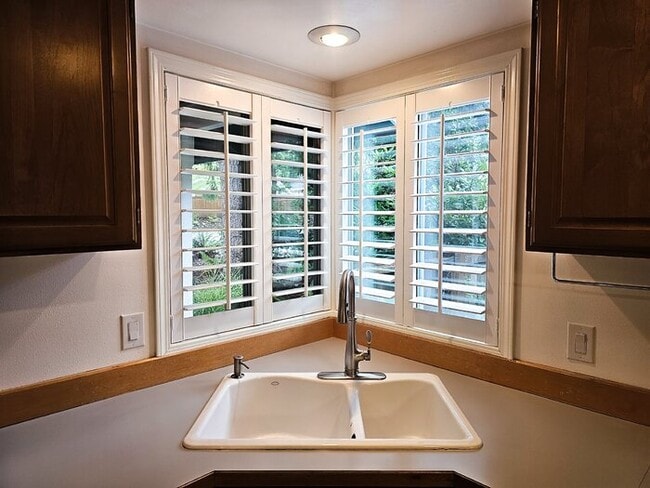 Building Photo - Townhome in Fin Hill- 2 Large Master Bedrooms, 2 Car Garage, Fully Fenced Yard, AC