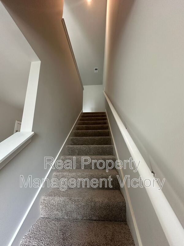 Building Photo - 231 Hill Ln