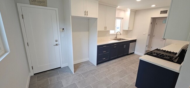 Building Photo - DEL CERRO / SAN DIEGO - Newly Remodeled Ch...