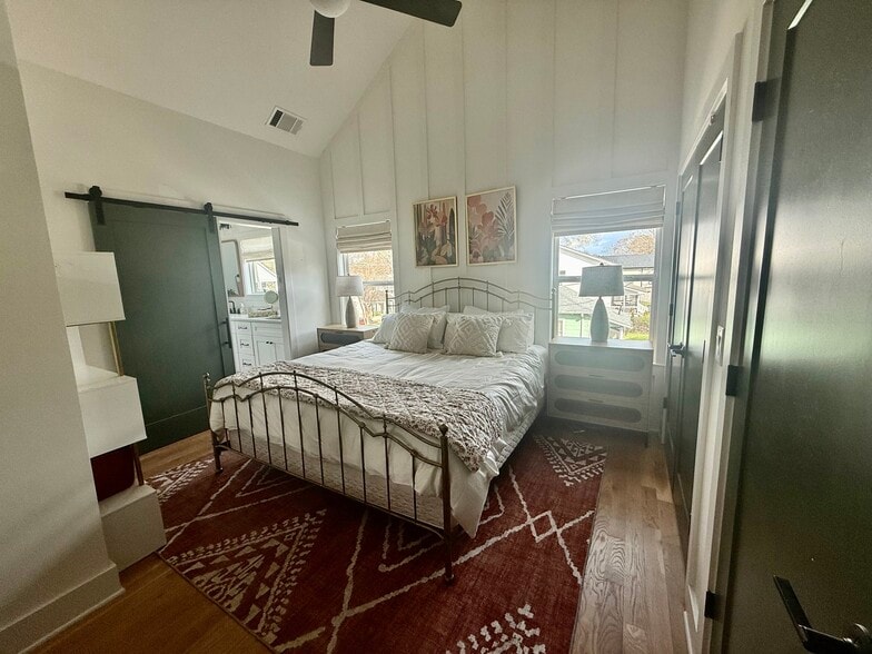 primary BR with over 10 ft ceilings - 55 Weatherby St SE