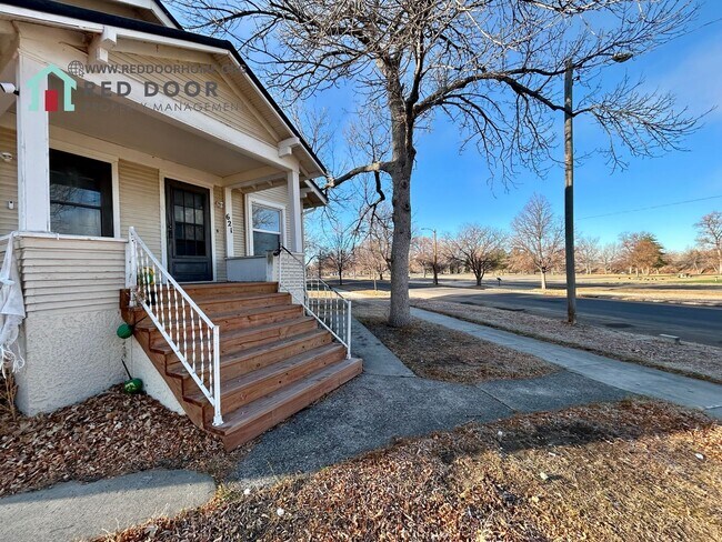 Building Photo - 621 Park Dr N