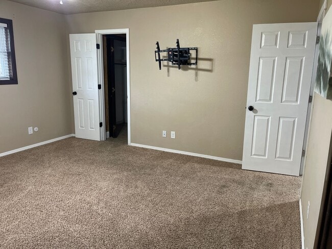 Building Photo - Beautiful 3 Bedroom Home, Zia School District!