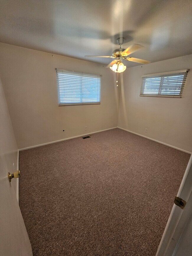 Building Photo - 4 bed 2 bath Home in Murray