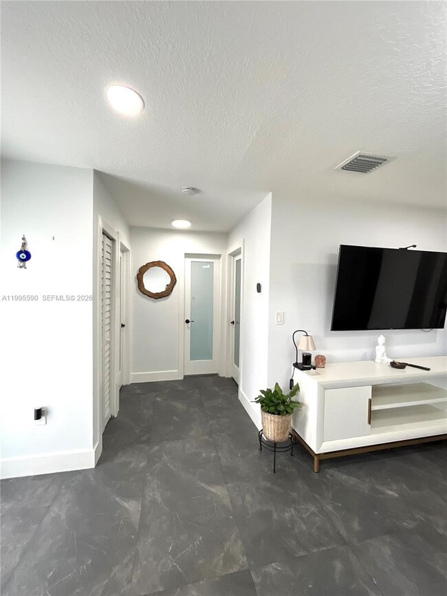 Building Photo - 511 SW 115th Ave