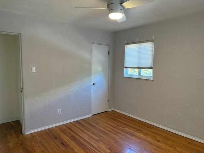 Building Photo - Nice 2 Br, 1 Bath house with the major app...