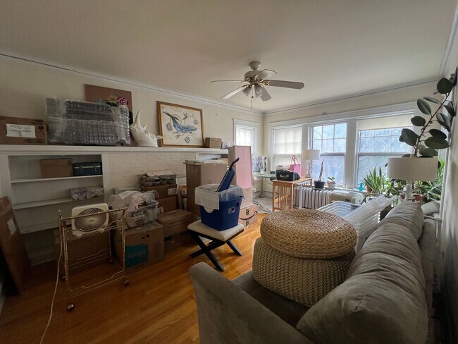 Building Photo - Huge One Bedroom in Irving Park