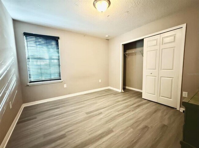 Building Photo - 11804 Silverlake Park Dr