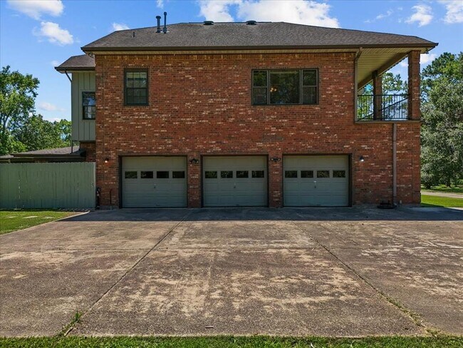 Building Photo - 3415 Bayou Dr E