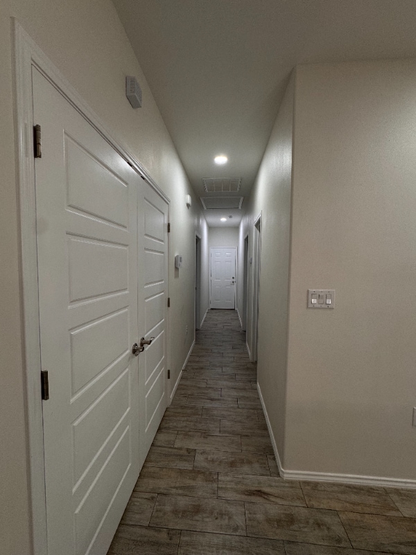 Building Photo - 2214 E Valley Cir