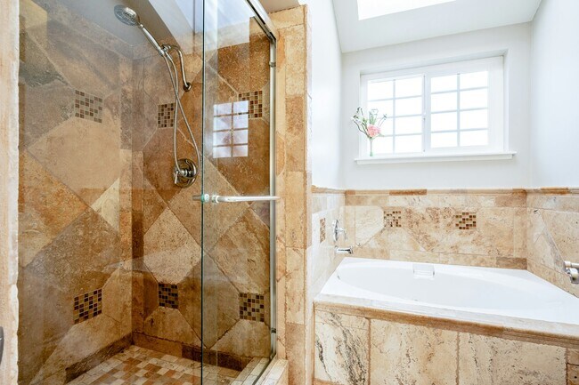 Building Photo - 815 W 15th St