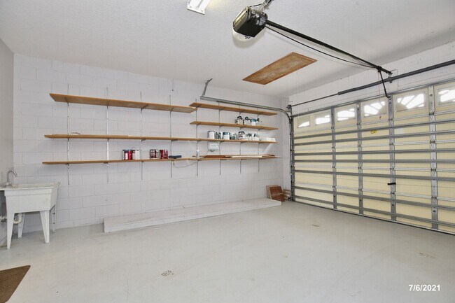 Building Photo - Gorgeous 4/2.5 Home with a 2 Car Garage Lo...