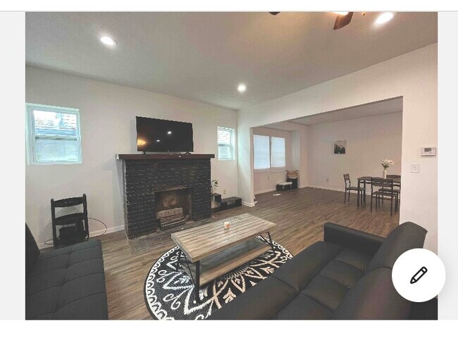 Building Photo - 3504 E 10th St