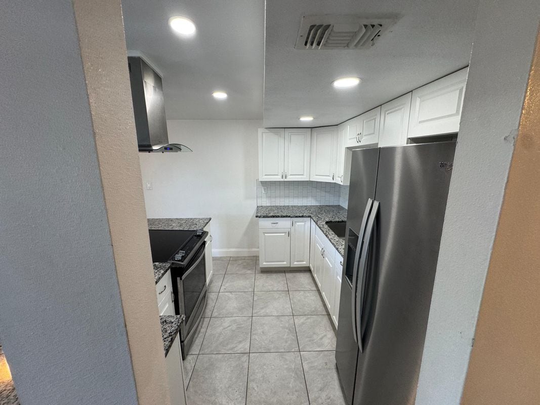 Building Photo - 8715 N Hyaleah Rd