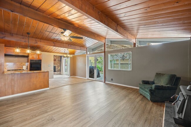 Building Photo - Adorable 3 Bedroom 2 Bathroom Single Story Family Home