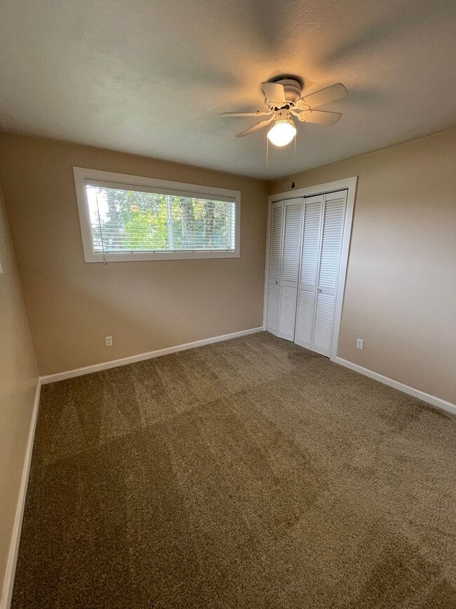 Building Photo - Cozy 2BD Duplex with carport!