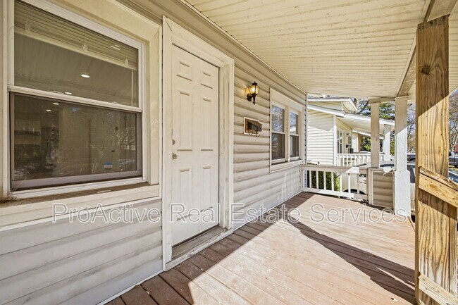 Building Photo - 828 W 42nd St