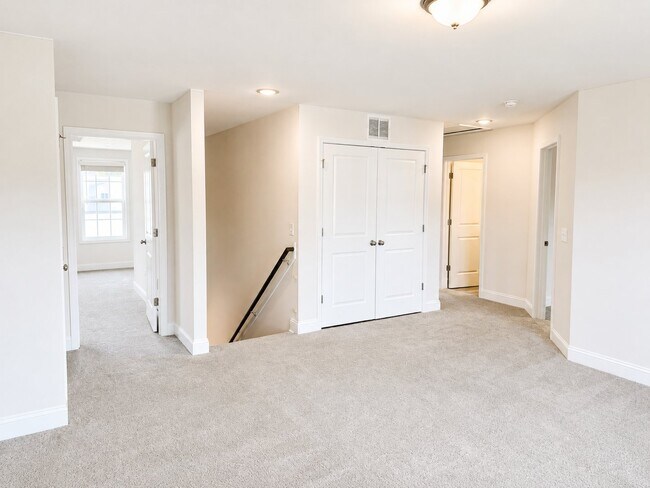 Building Photo - 2120 Lunsford Dr